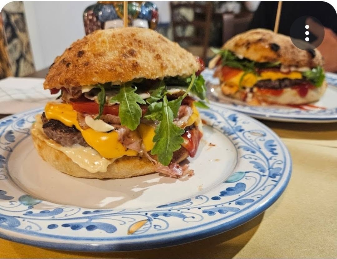 Panino gourmet del pizzaiolo con hamburger e patatine