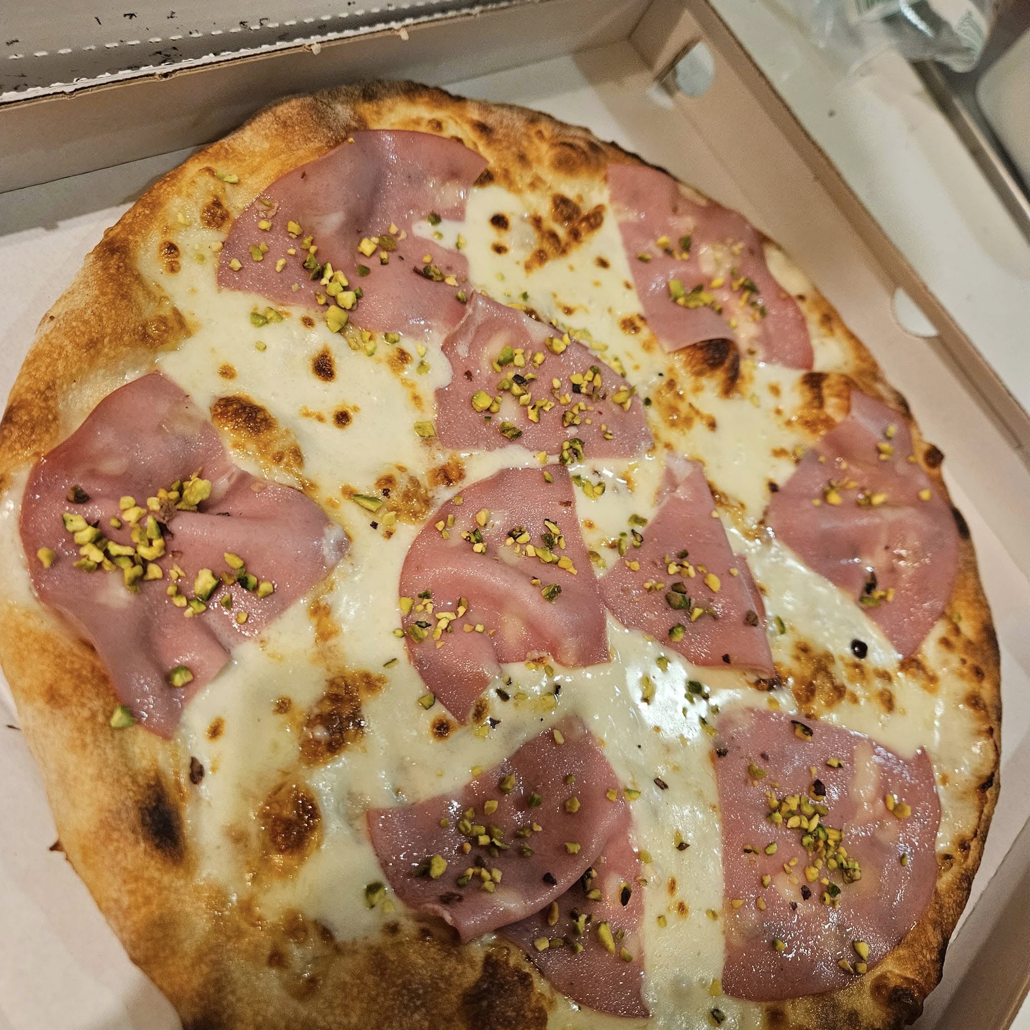 Pizza margherita servita sul tavolo in legno rustico